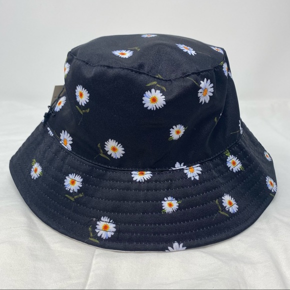 Alice + Olivia Reversible Bucket Hat Daisy & White - Picture 5 of 10